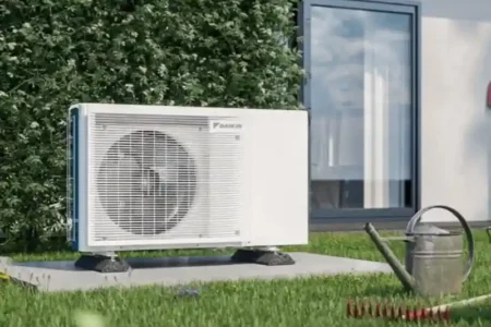 Een animatie van een All Electric Ready Warmtepomp geplaatst bij iemand in de tuin