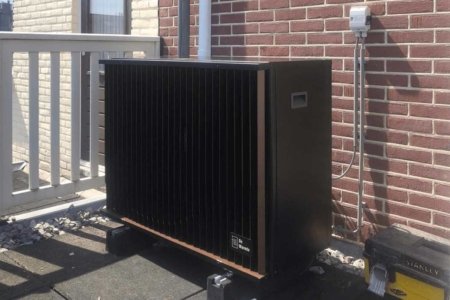 Smart-Grid Warmtepomp geïnstalleerd op een dak