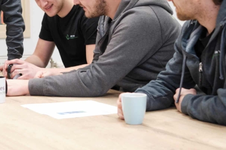 Medewerkers de Vries Isolatie tijdens een gesprek