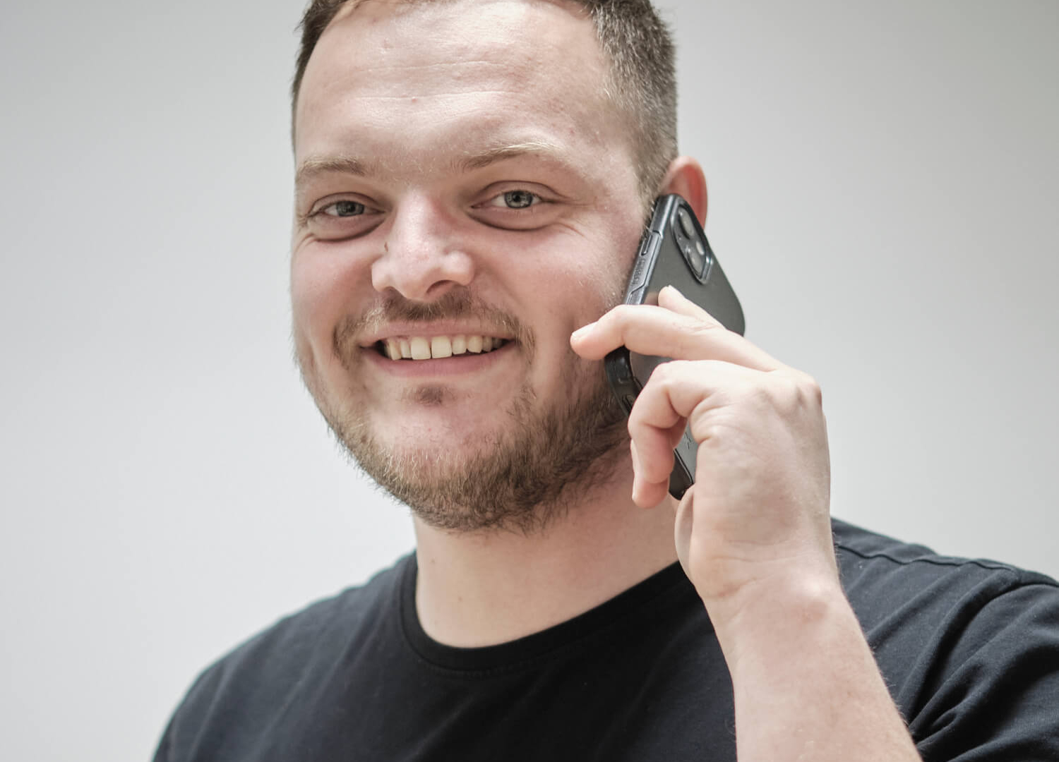 Medewerker de Vries Isolatie aan de telefoon tijdens een adviesgesprek