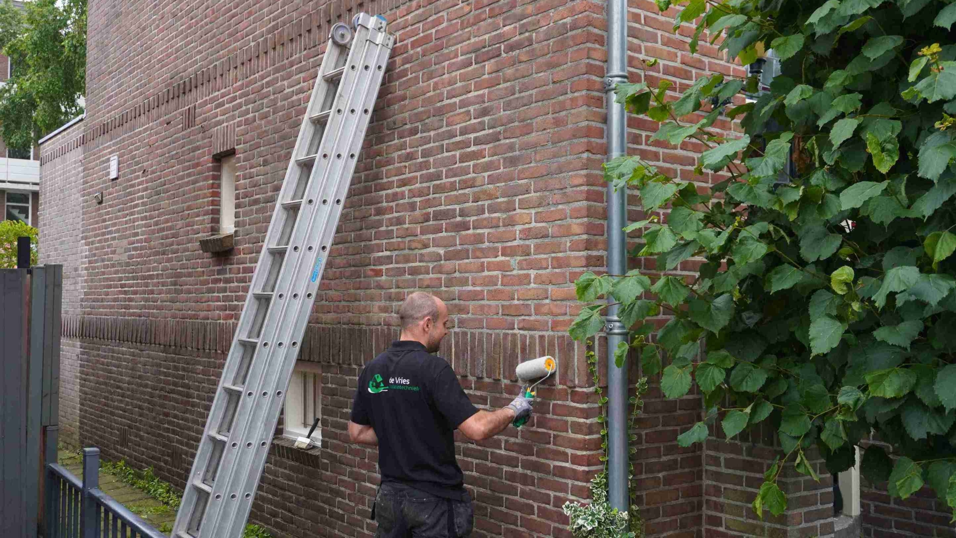 Medewerker de Vries Isolatie tijdens het impregneren van een muur