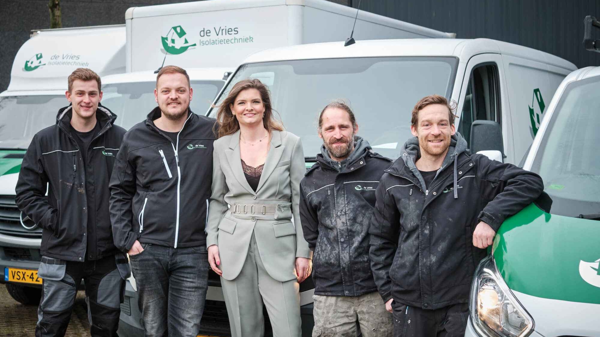 Het team van de Vries Isolatie gefotografeerd voor de bedrijfsvoertuigen