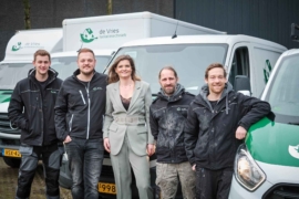 Het team van de Vries Isolatie gefotografeerd voor de bedrijfsvoertuigen