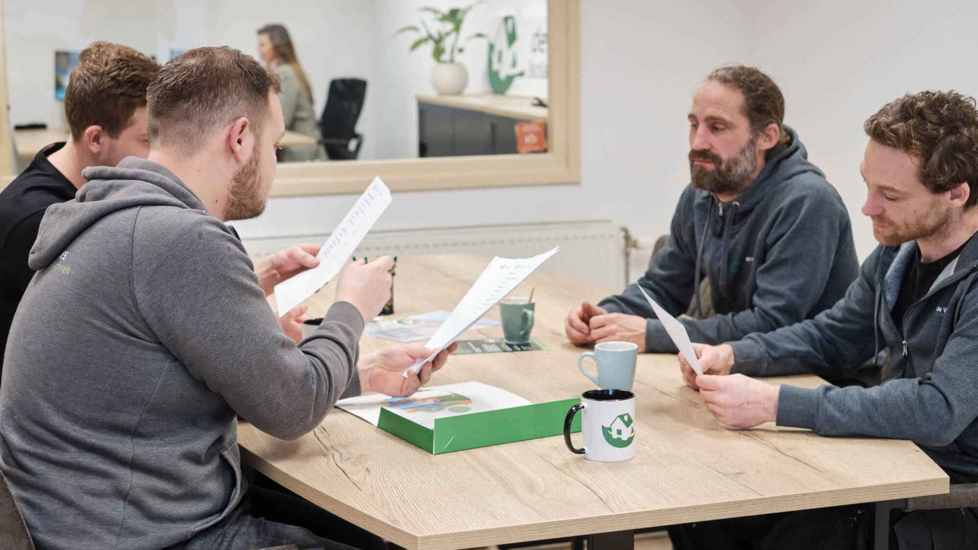 Medewerkers de Vries Isolatie in gesprek over isolatie advies