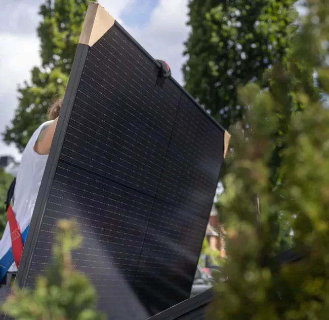 Medewerker DLE Energy tijdens het installeren van zonnepanelen