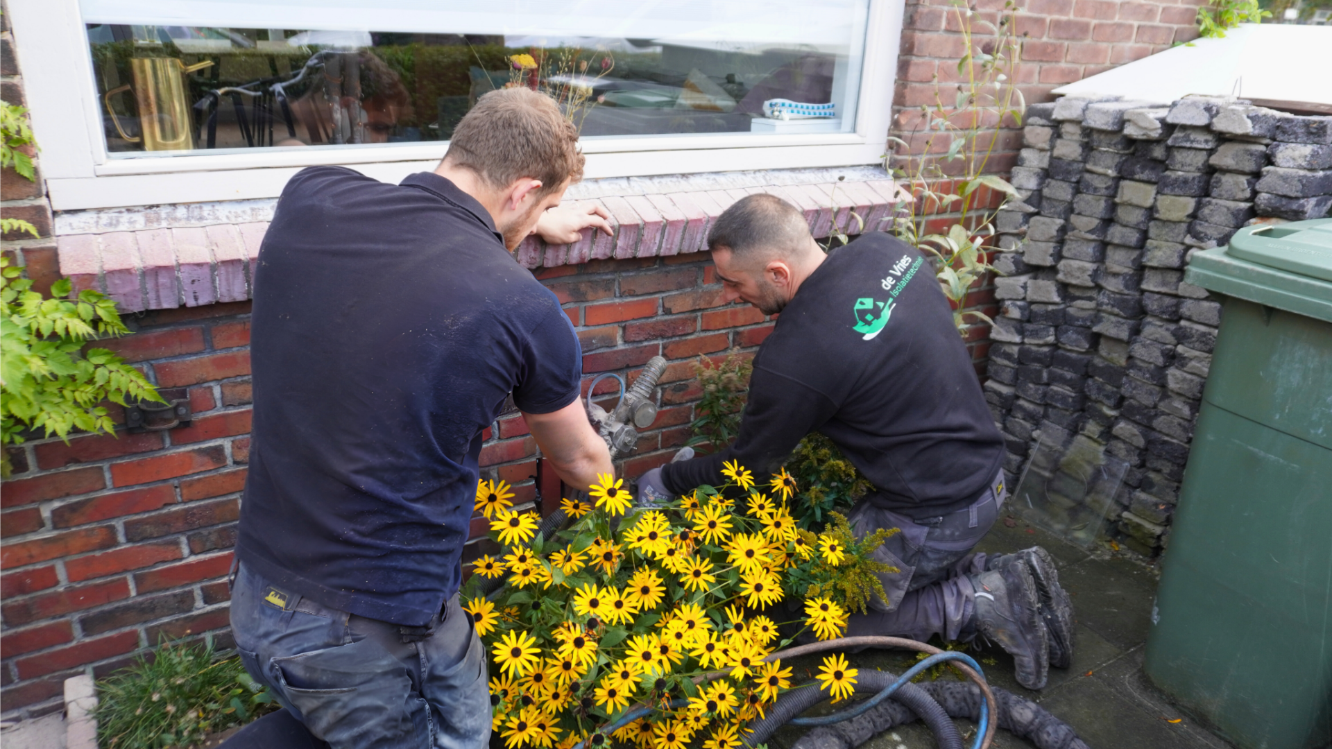 Medewerkers de Vries Isolatie tijdens het uitvoeren van spouwmuurisolatie