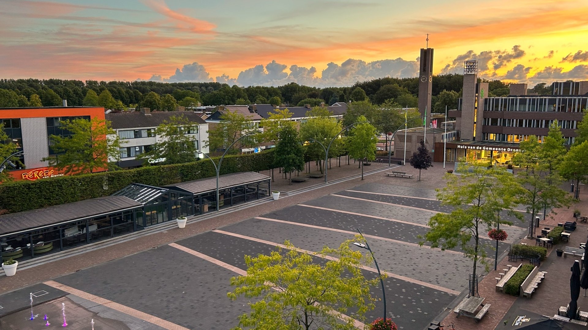 Dronten tijdens zonsondergang