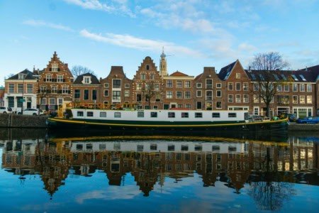 Foto van een straat in Haarlem