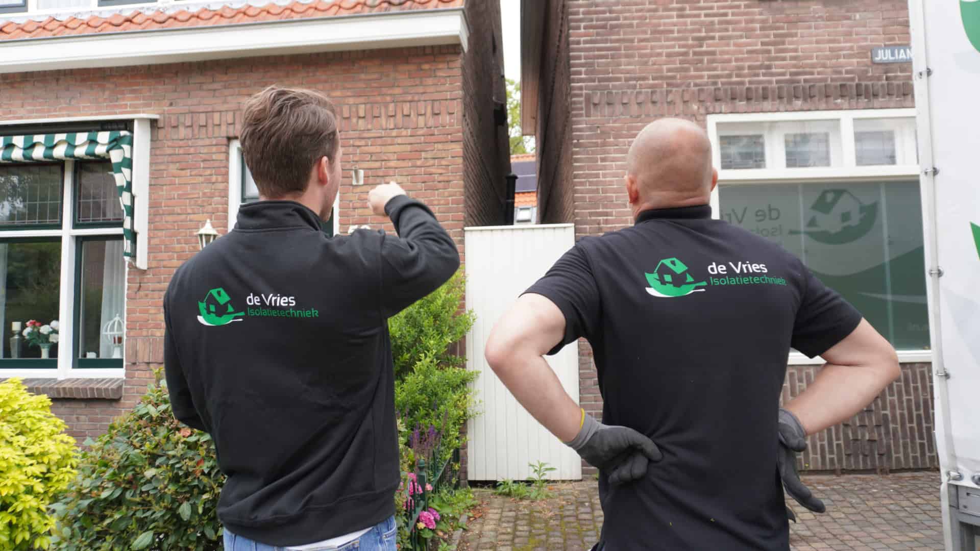 De Vries medewerkers tijdens uitvoer isolatie