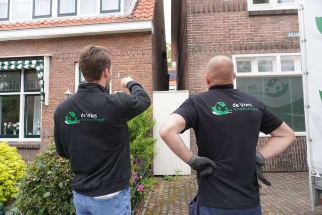 De Vries medewerkers tijdens uitvoer isolatie