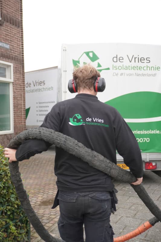 Uitvoerder De Vries Isolatie tijdens het uitvoeren van isolatie