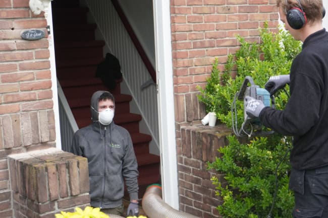 Uitvoerders de Vries Isolatie tijdens bodemisolatie