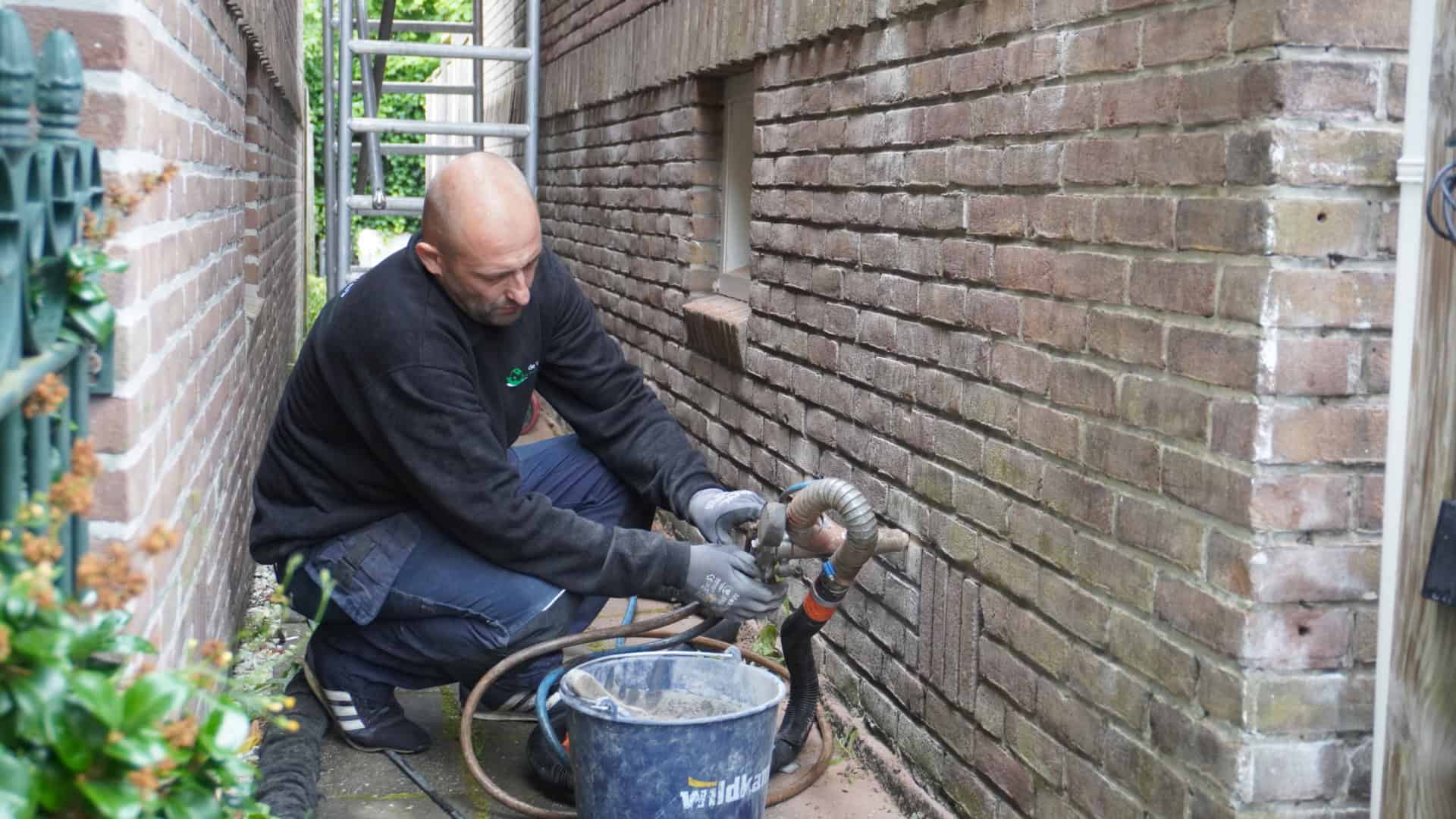 Foto uitvoering isolatie (spouwmuurisolatie) project in Huizen