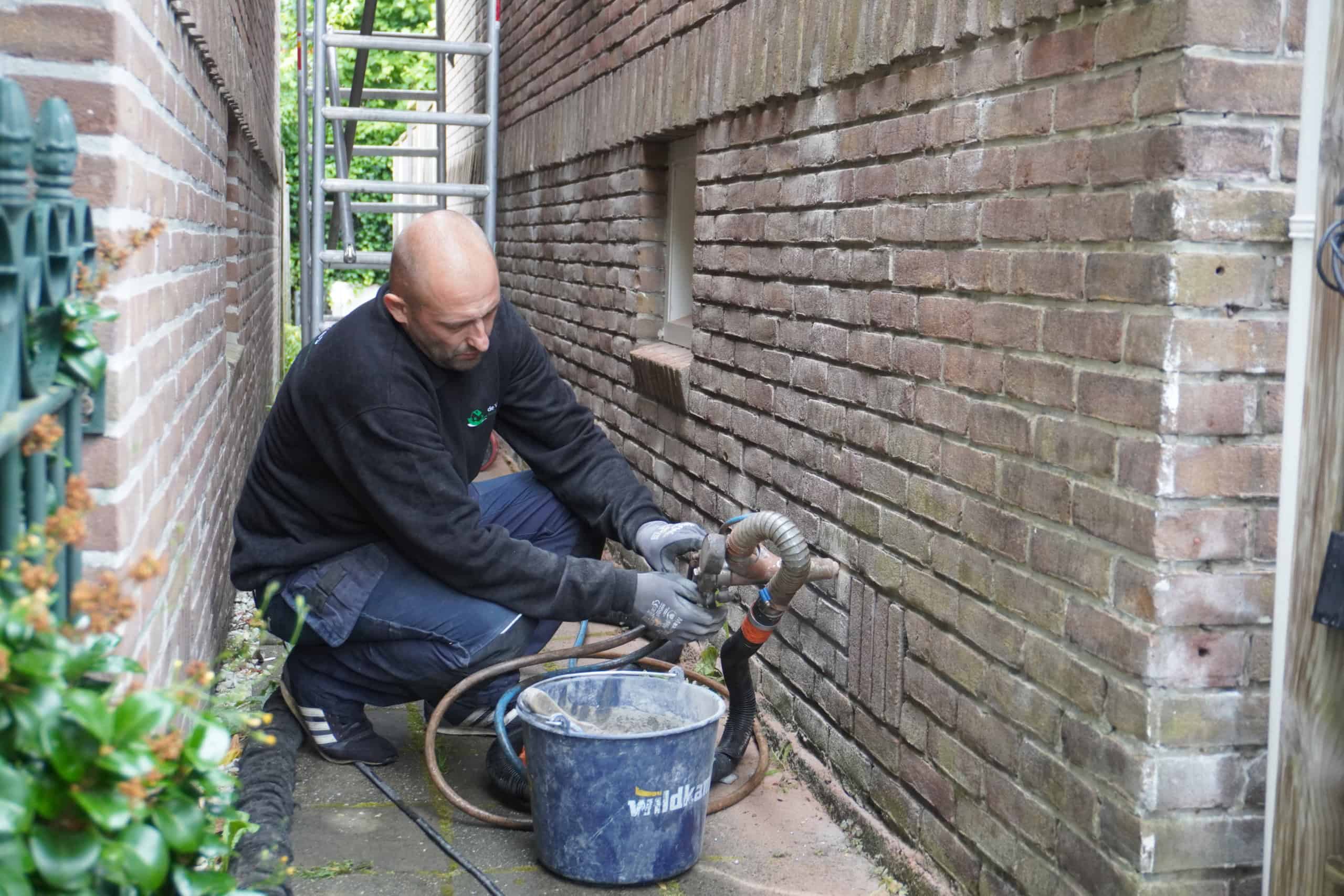 Foto uitvoering isolatie (spouwmuurisolatie) project in Huizen