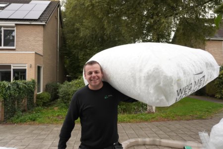 Uitvoerder De Vries met Drowa Isolatiechips