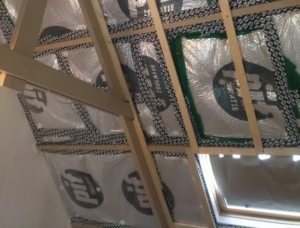 Latten gemonteerd in het dak na dakisolatie