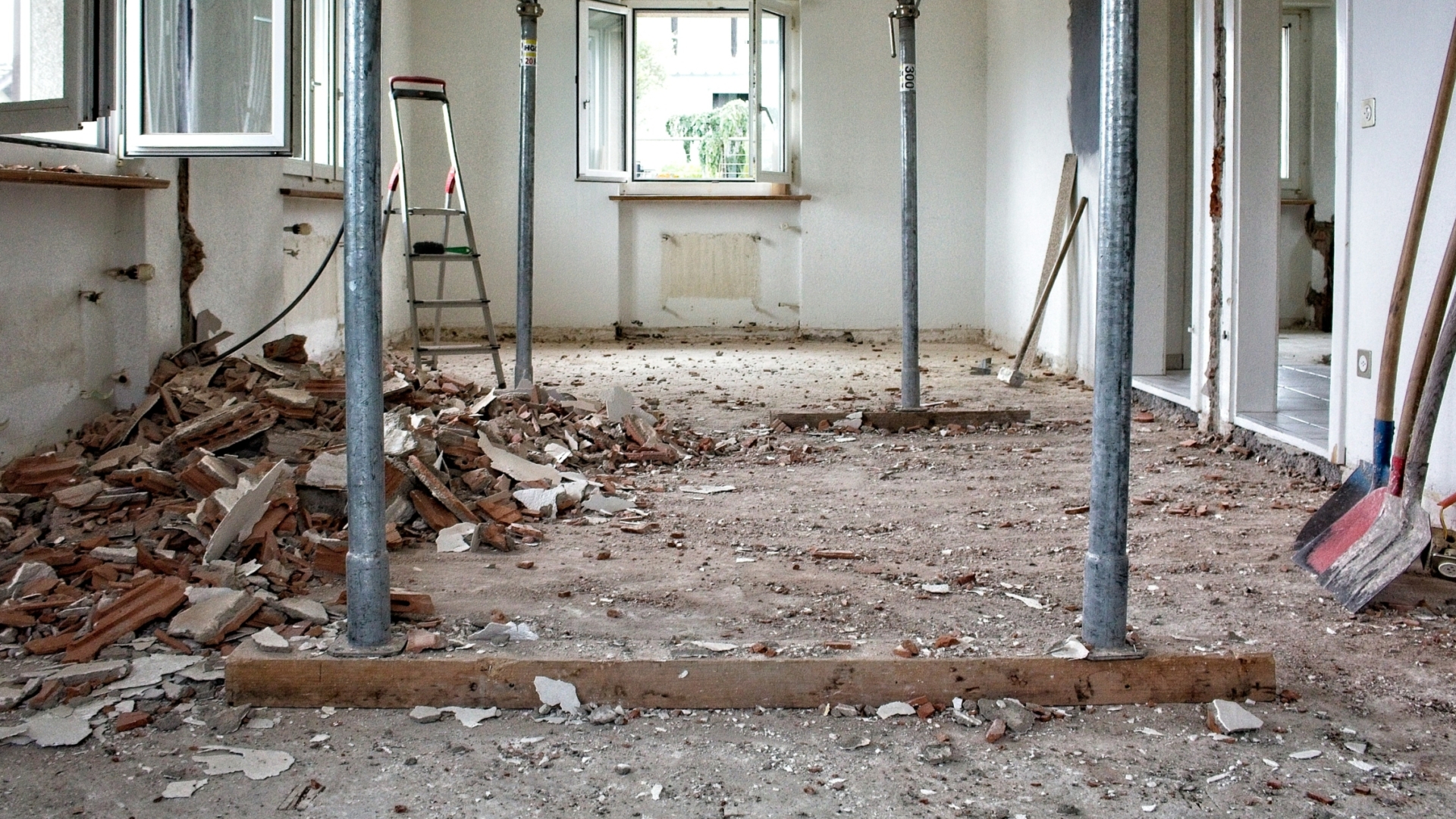 Foto van een huis tijdens het verbouwen