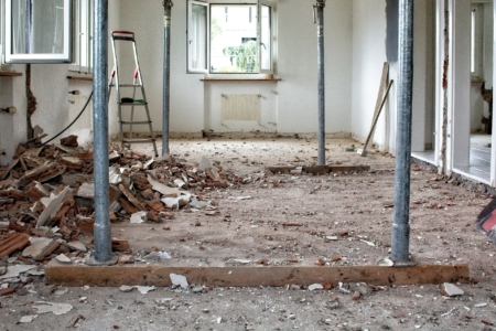 Foto van een huis tijdens het verbouwen
