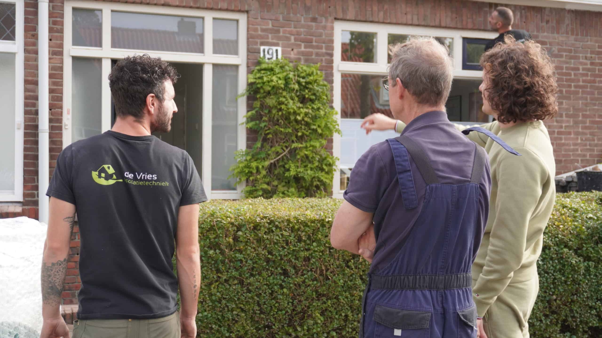 Medewerker de Vries Isolatie tijdens uitvoer met klanten