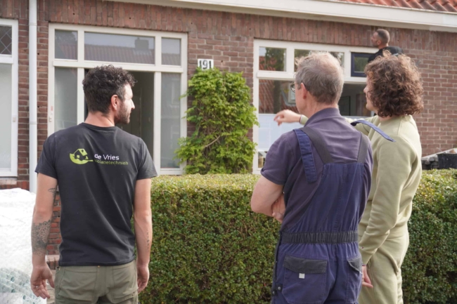 Medewerker de Vries Isolatie tijdens uitvoer met klanten