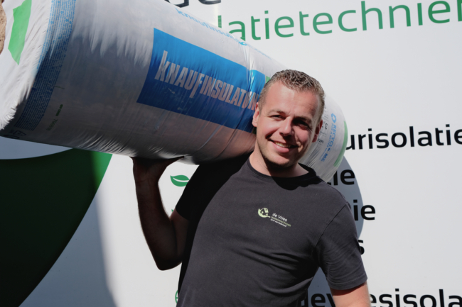 Uitvoerder de Vries Isolatie tijdens uitvoer dakisolatie