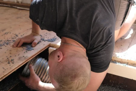 Medewerker van de Vries Isolatie tijdens uitvoeren van bodemisolatie