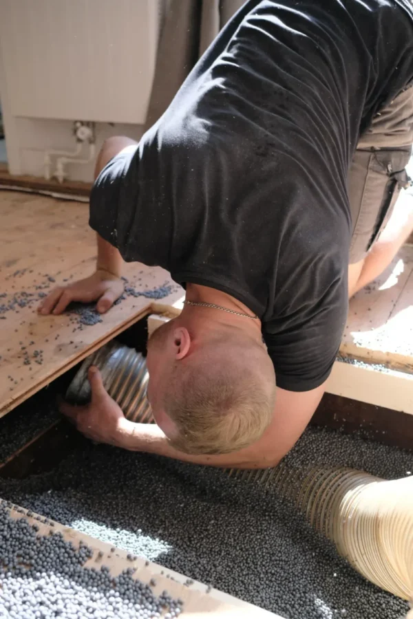 Medewerker van de Vries Isolatie tijdens uitvoeren van bodemisolatie