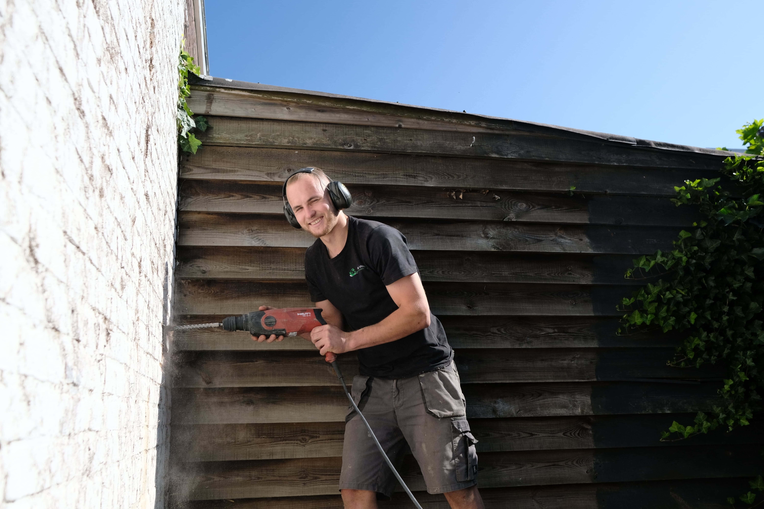 Medewerker de Vries Isolatie tijdens uitvoer