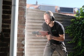 Medewerker de Vries Isolatie tijdens uitvoeren spouwmuur