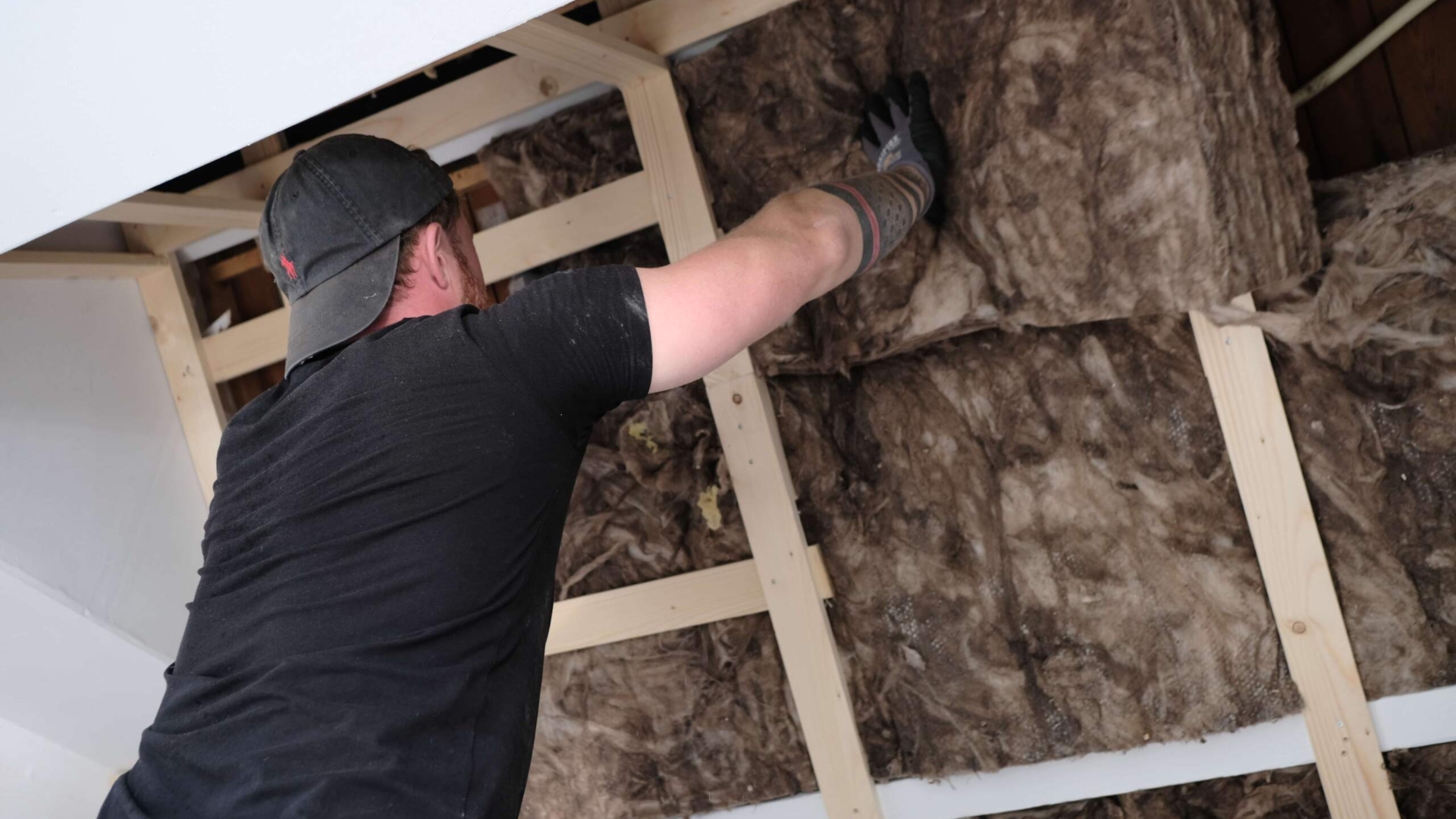 Medewerker de Vries Isolatie tijdens uitvoer dakisolatie