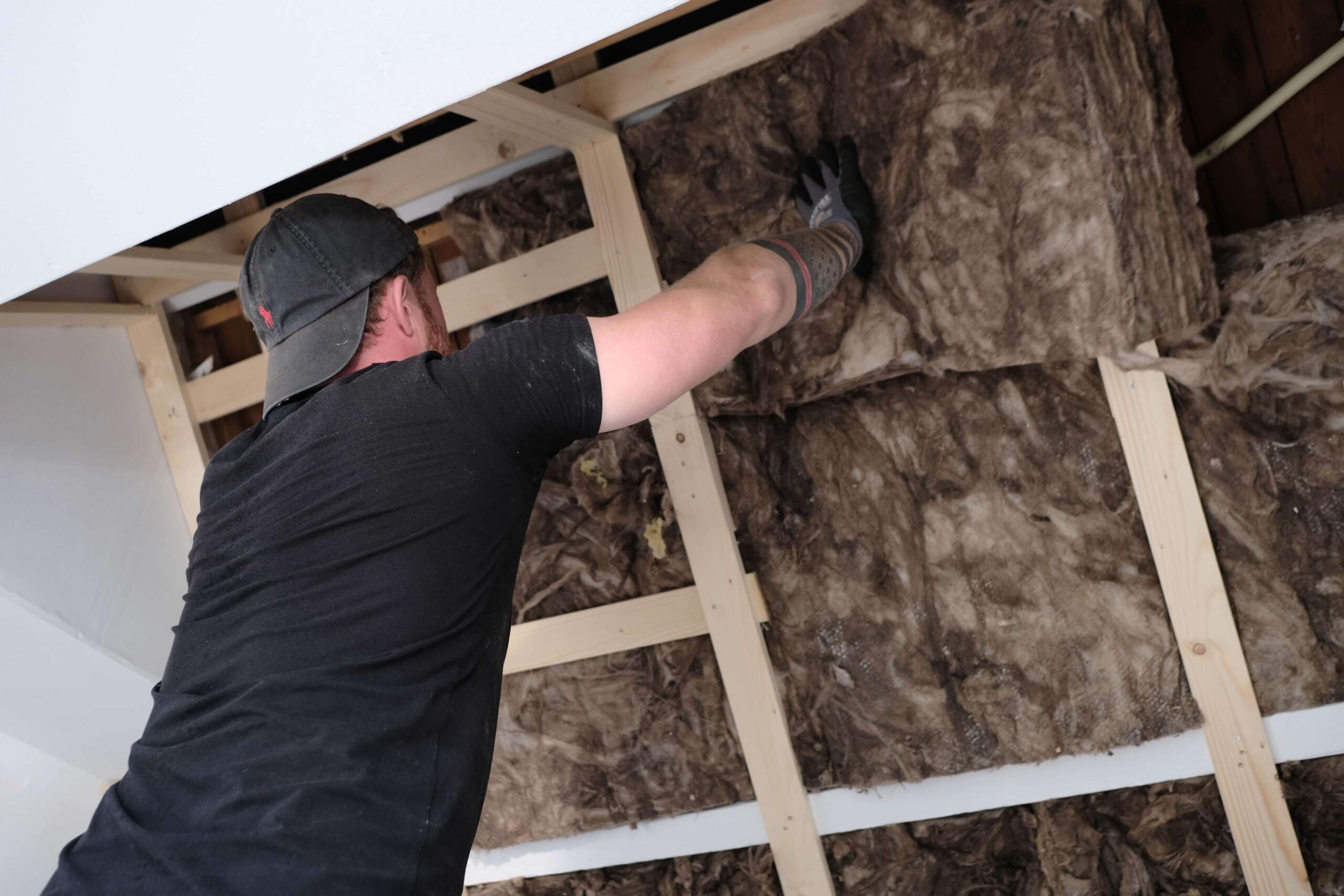 Medewerker de Vries Isolatie tijdens uitvoer dakisolatie