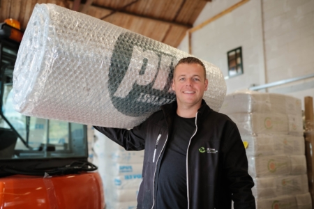 Medewerker de Vries met een PIF Isolatie rol