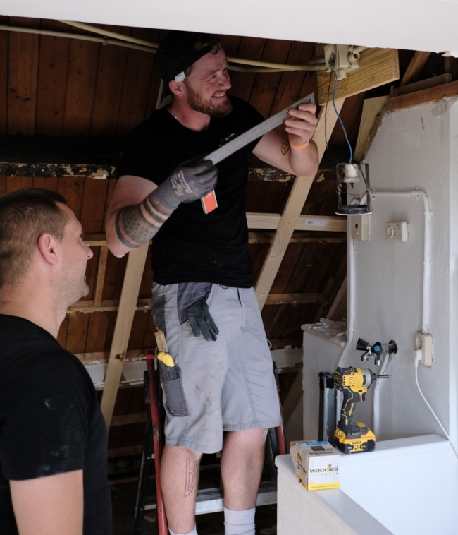 Medewerker de Vries Isolatie tijdens uitvoer van Dakisolatie