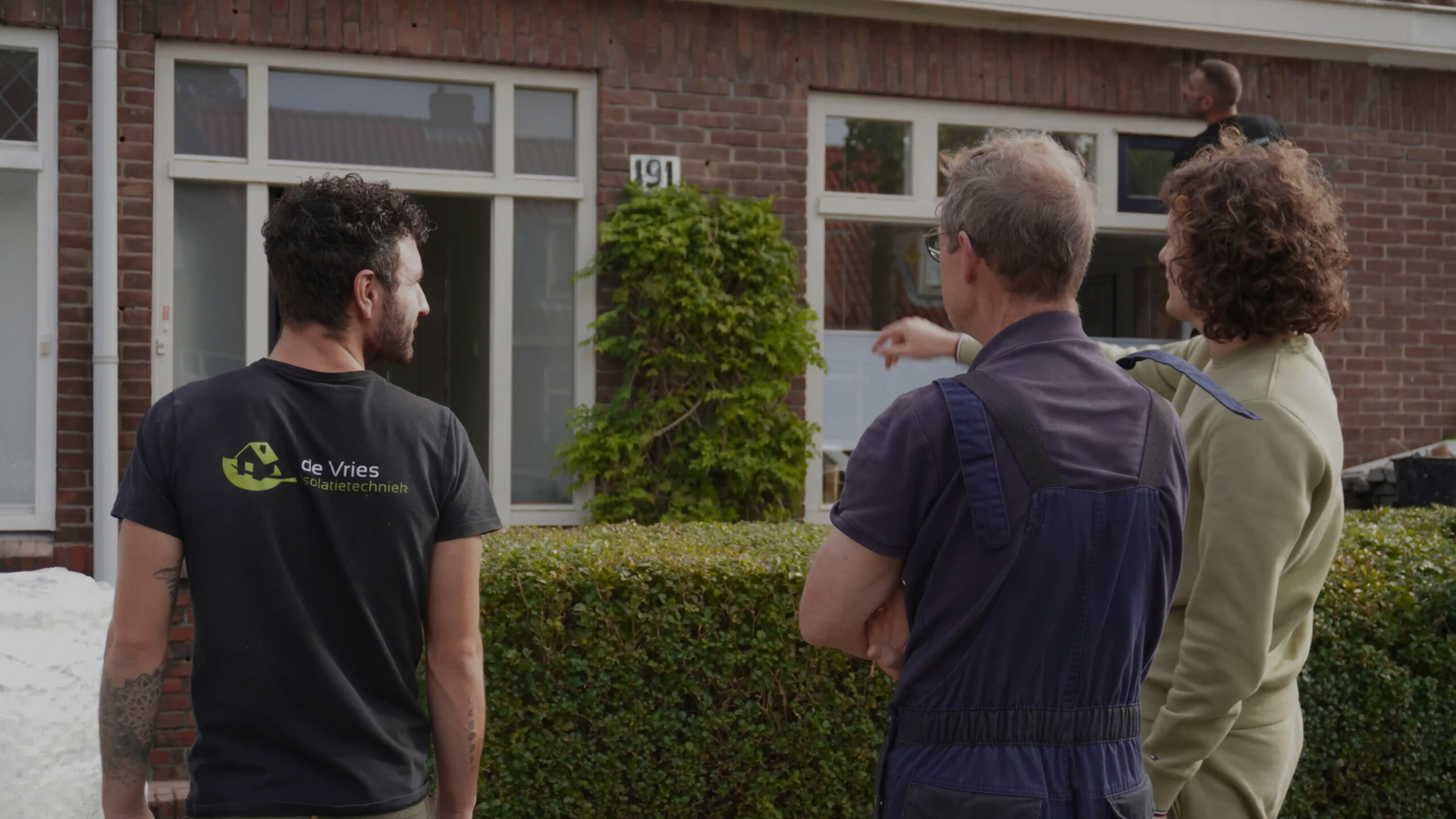 Medewerker de Vries Isolatietechniek in gesprek met klant