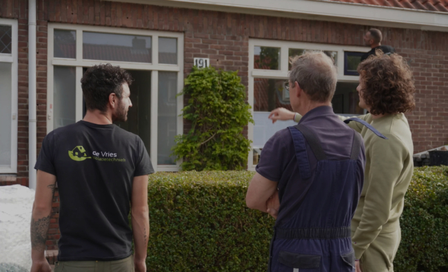 Medewerker de Vries Isolatietechniek in gesprek met klant
