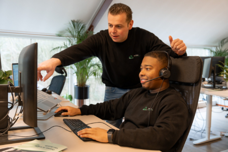 Medewerkers de Vries Isolatietechniek op kantoor