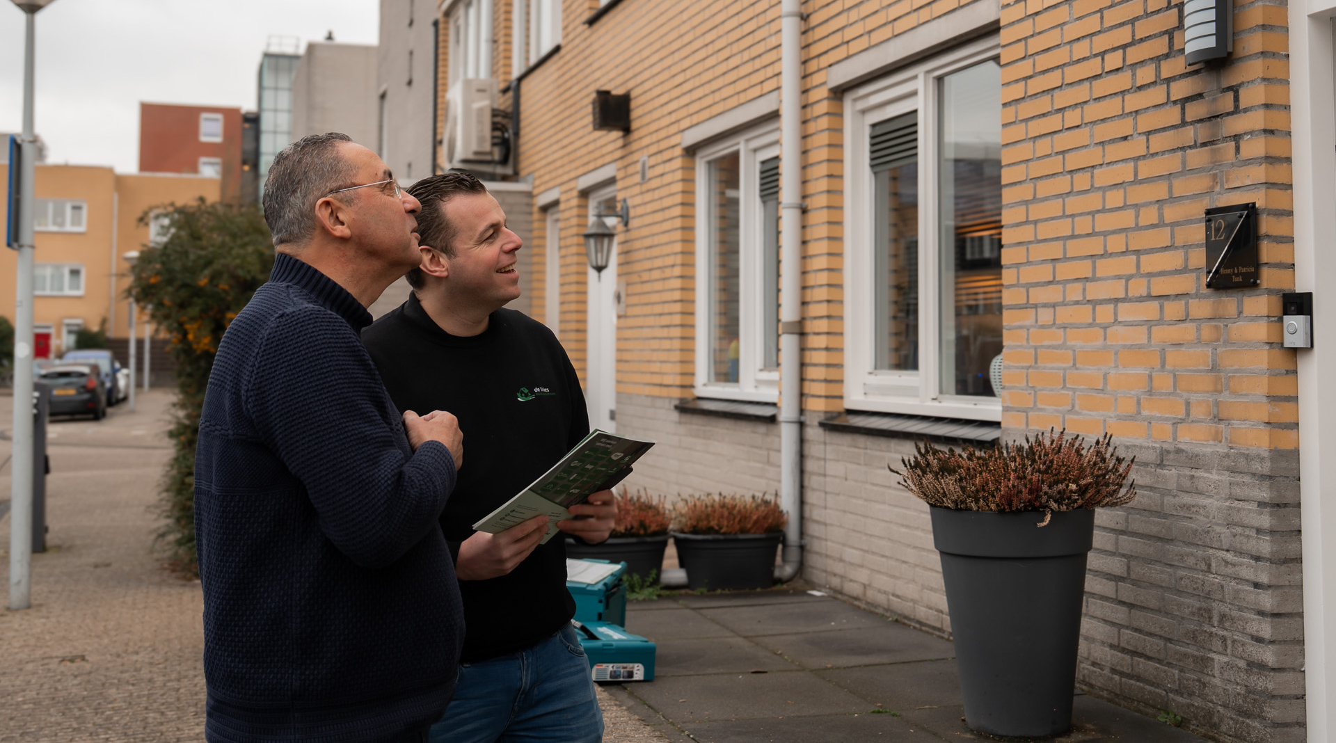 Medewerker de Vries Isolatietechniek samen met een klant tijdens de schouw