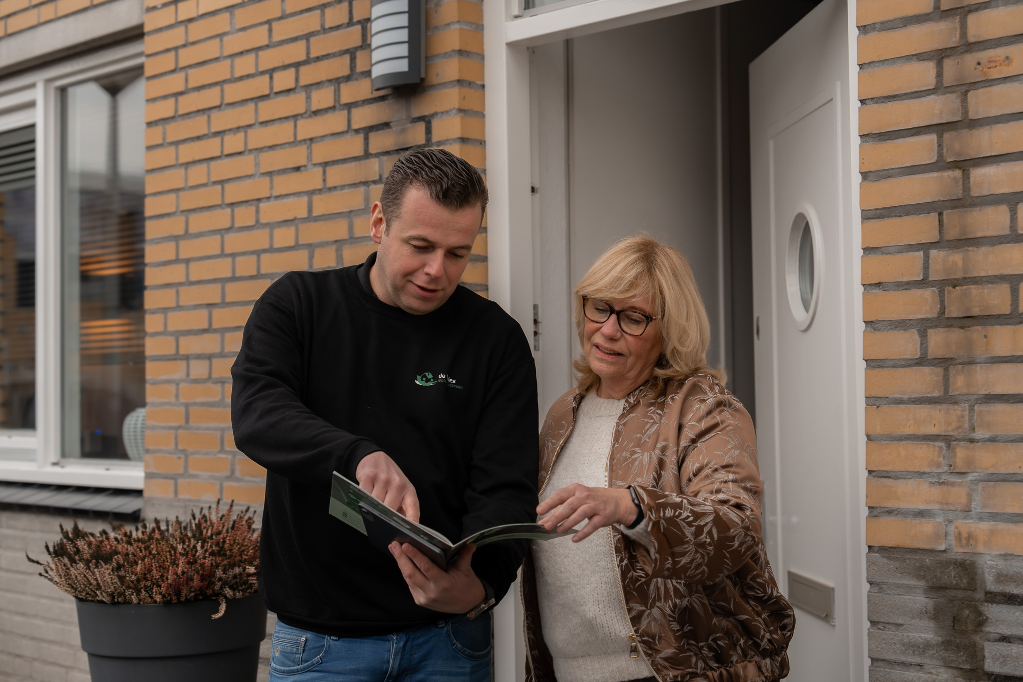 Medewerker de Vries Isolatie samen met een klant tijdens de schouw